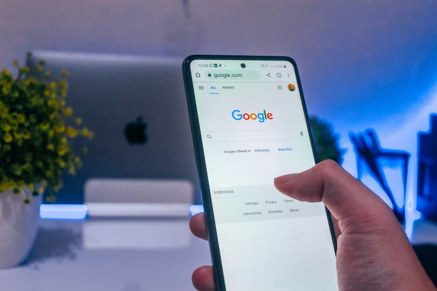 Person searching online to compare HMO and PPO health plans