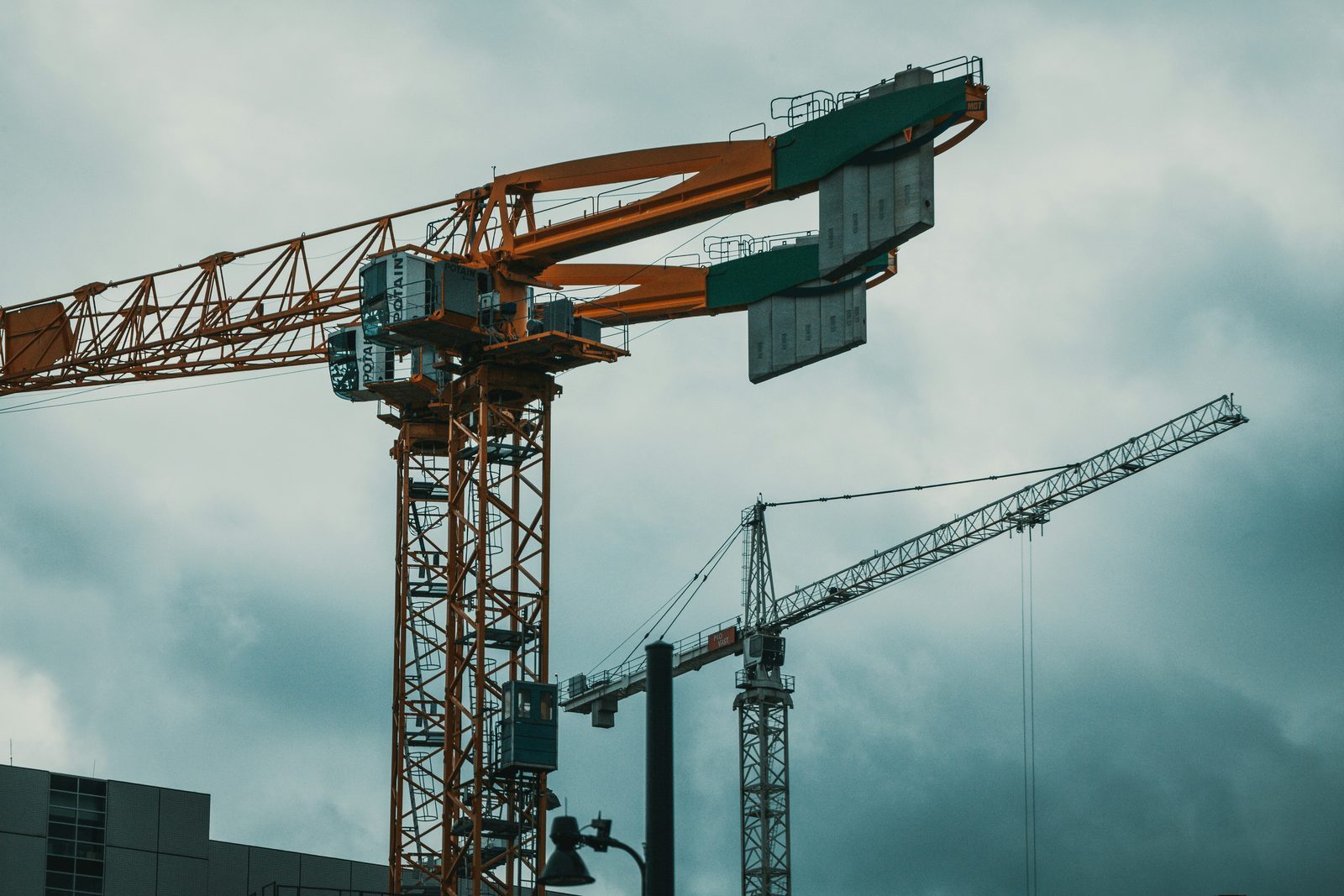 Tower cranes over a commercial construction project in Florida